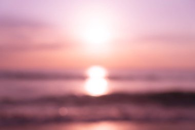 Tropikal doğa temiz plaj ve güneş açık mavi gökyüzü ve bokeh renkli ile yaz aylarında beyaz kum.