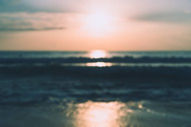 Tropikal doğa temiz plaj ve güneş açık mavi gökyüzü ve bokeh renkli ile yaz aylarında beyaz kum.