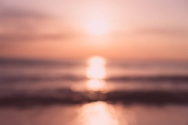 Tropikal doğa temiz plaj ve güneş açık mavi gökyüzü ve bokeh renkli ile yaz aylarında beyaz kum.