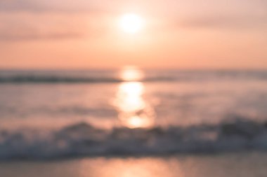 Tropikal doğa temiz plaj ve güneş açık mavi gökyüzü ve bokeh renkli ile yaz aylarında beyaz kum.