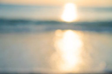 Tropikal doğa temiz plaj ve güneş açık mavi gökyüzü ve bokeh renkli ile yaz aylarında beyaz kum.