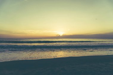 Tropikal doğa temiz plaj ve güneş açık mavi gökyüzü ve bokeh renkli ile yaz aylarında beyaz kum.