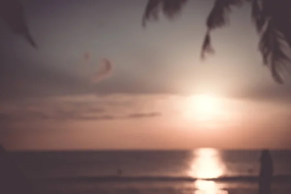 Tropische natuur schoon strand en wit zand in de zomer met zon licht blauwe hemel en bokeh achtergrond. — Stockfoto