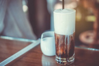 Masada koyu kahve ya da Amerikan kahvesi..