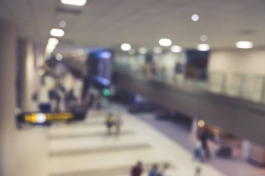 Havaalanı arka planda yatılı havayolu uçak terminal kapısında bekleyen insanlar gezgin bulanıklık.