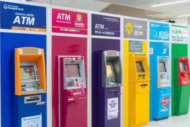 Bangkok, Tayland - 15 Ağustos 2019: Tayland renkli Atm makineleri havaalanında 6 renk yerleştirerek.