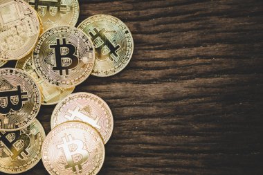 Üzerine metin koyabileceğiniz copyspace ile eski ahşap tahta ile bitcoins sembolü yığını.