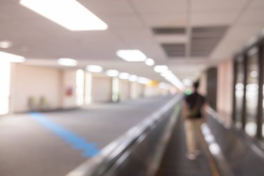 Havaalanı arka planda yatılı havayolu uçak terminal kapısında bekleyen insanlar gezgin bulanıklık.