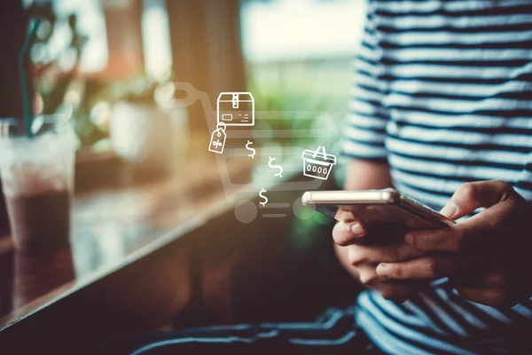 Vrouwen hand met smartphone voor het online verkopen van Ken voor mensen winkelen online in zwarte vrijdag met de chatbox, kar, dollar pictogrammen opduiken. Sociale media maketing concept. — Stockfoto