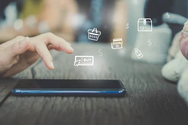 Kadın el smartphone yapmak online satış siyah Cuma sohbet kutusu, sepeti, dolar ile simgeler alışveriş online insanlar açılır için kullanma. Sosyal medya pazarlama kavramı.