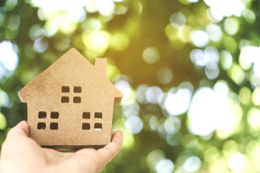 Küçük bir evin Copyspace modeli o kadın arka plan tutar.