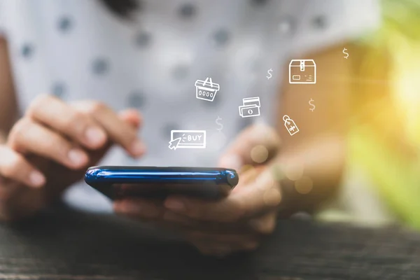 Kadın el smartphone yapmak online satış siyah Cuma sohbet kutusu, sepeti, dolar ile simgeler alışveriş online insanlar açılır için kullanma. Sosyal medya pazarlama kavramı.