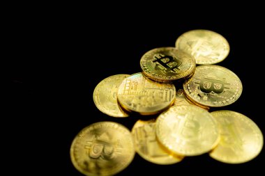 Üzerine metin koyabileceğiniz copyspace ile kripto para birimi olarak dijital para sembolü bitcoin yığını.