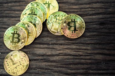 Üzerine metin koyabileceğiniz copyspace ile eski ahşap tahta ile bitcoins sembolü yığını.