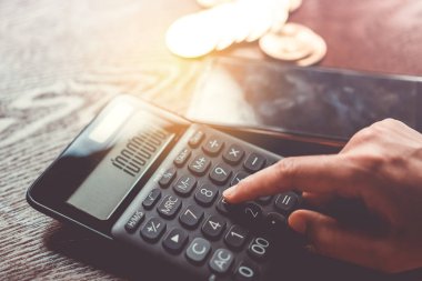 Hesap makinesi ve gelecekte blockchain kriptopara dijital para sembolü olarak Bitcoins sikke yığını.