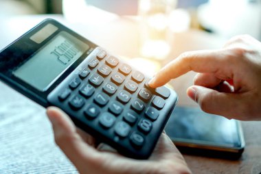 Hesap makinesi ve gelecekte blockchain kriptopara dijital para sembolü olarak Bitcoins sikke yığını.