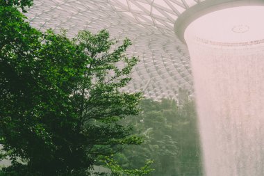 Singapur 22 Sep 2019 Singapur Changi Havalimanı. Açığa çıkarılan Jewel 'in merkez parçası dünyanın en uzun kapalı şelalesidir..