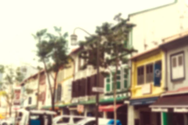 Edificio de arquitectura chino-portuguesa Blur en la ciudad con tono de color de estilo vintage con vibra de viaje de viajero de compras en la calle a pie . — Foto de Stock