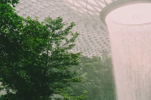 Singapur 22 Sep 2019 Singapur Changi Havalimanı. Açığa çıkarılan Jewel 'in merkez parçası dünyanın en uzun kapalı şelalesidir..