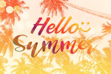 Merhaba yaz qoute bulanık plajda ve tropikal hindistan cevizi palmiyesi yazı stili soyut bulanık arka plan. Tatil tatili kavramı.