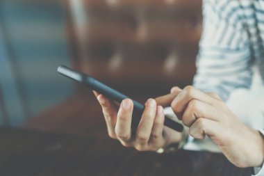 İş yapmak için akıllı telefonu kullanan kadın, sosyal ağ, açık havada iletişim..