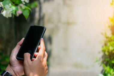 İş yapmak için akıllı telefonu kullanan kadın, sosyal ağ, açık havada iletişim..