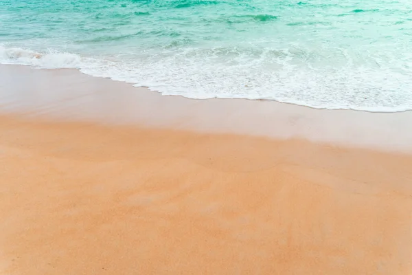 太陽の光が差し込む夏の砂浜ときれいな海水と白い砂の絶景青空とボケの抽象的な背景 — ストック写真