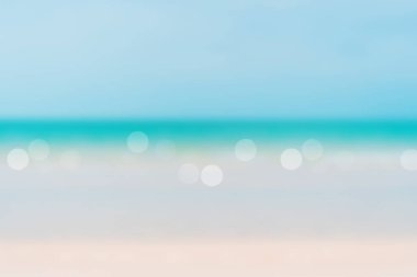 Bulanık yaz Bokeh plajı. Güneş ışığı ve mavi gökyüzü arka planı..