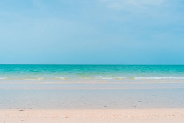 Tropikal doğa temiz plaj ve yazın beyaz kum açık mavi gökyüzü ve soyut arkaplan.