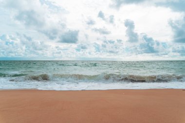 Tropikal doğa temiz plaj ve yazın beyaz kum açık mavi gökyüzü ve soyut arkaplan.