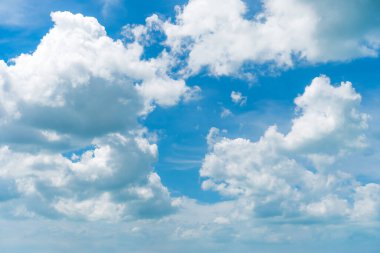 Uzayı kopyala mavi gökyüzü ve beyaz bulut soyut arkaplanı.