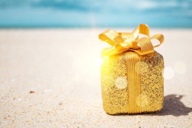 Kumsalda hediye kutuları. Sıcak turlar ya da yaz mevsiminde tatil konsepti.