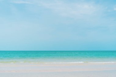 Tropikal doğa temiz plaj ve yazın beyaz kum açık mavi gökyüzü ve soyut arkaplan.