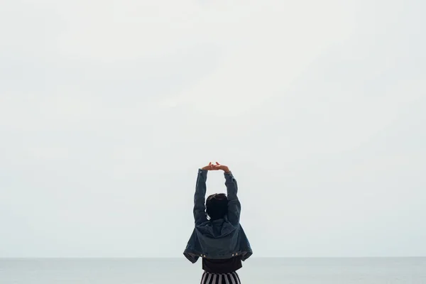 Женщина Поднимает Руки Небу Концепция Свободы Закатом Неба Летним Пляжем — стоковое фото