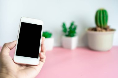 Akıllı telefonu iş, sosyal ağ, beyaz geçmişle iletişim kurmak için kullanan kadın.