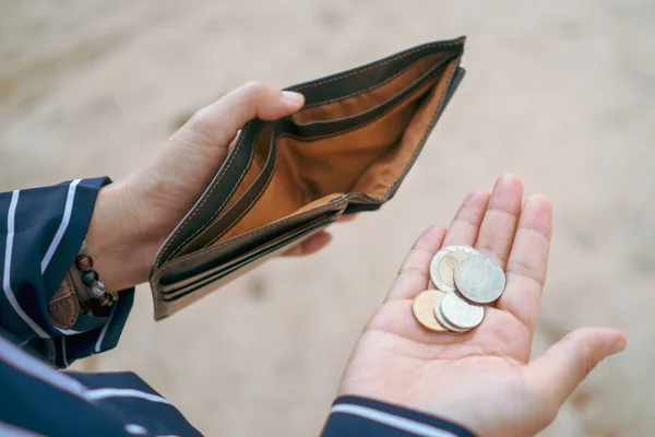 Kvinnan Håller Tom Handväska Och Mynt Handen Vilket Innebär Pengar — Stockfoto