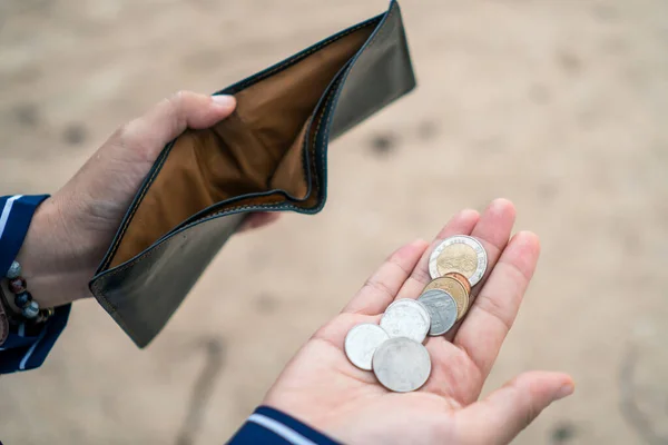 女性は手に空の財布とコインを持っているお金の財政問題や破産した失業を意味し クレジットカードの給料日の失業 借金の概念の後に壊れた — ストック写真