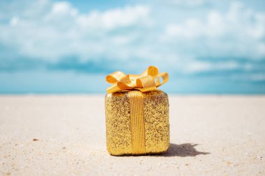 Kumsalda hediye kutuları. Sıcak turlar ya da yaz mevsiminde tatil konsepti.