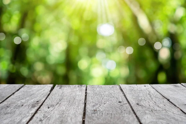 Selektiver Fokus Von Leerem Altem Holz Auf Verschwommenem Naturpark Mit — Stockfoto