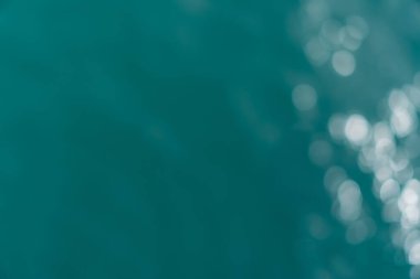 Bokeh portakal rengi günbatımı temalı bulanık plaj.