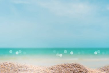 Tropikal doğa temiz plaj ve yazın beyaz kum palmiye yaprağı güneşi açık mavi gökyüzü ve soyut arkaplan.