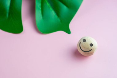 Tahtadaki gülen yüz simgesi. İyimser kişi veya insanlar içeriden ve hizmet derecesi, iş dünyasındaki memnuniyet kavramı.