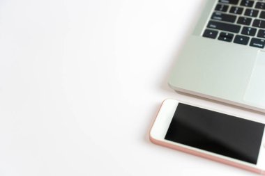 Modern dizüstü bilgisayarın ya da telefonlu bir defterin üst görüntüsü. Ofis masaüstü masa arkaplanı.