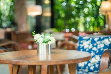 Bulanık kahve ve müşterilerin arka plan vintage ton renk tarzına sahip dinlendirici kafe.