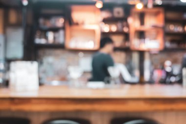 Bulanık kahve ve müşterilerin arka plan vintage ton renk tarzına sahip dinlendirici kafe.