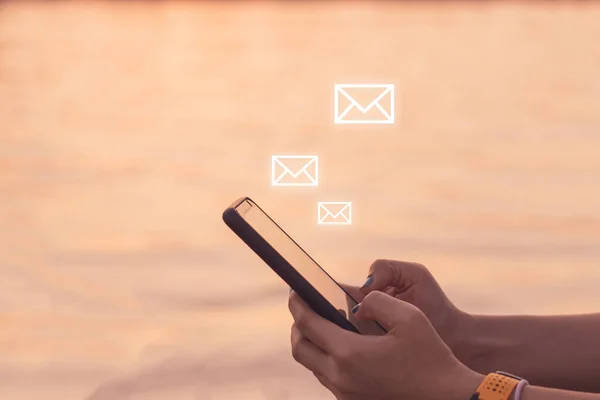 Kobieta Ręka Pomocą Smartfona Pokazać Mail Otrzymywać Ikonę Powiadomienia Pojawi — Zdjęcie stockowe