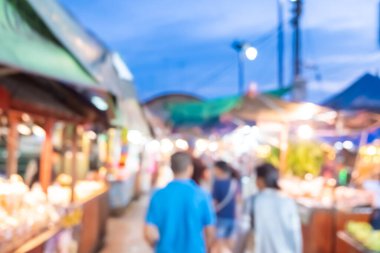 Şehir meydanını bulanıklaştır. Tayland usulü. İnsanlar rahatla ve rahatla..