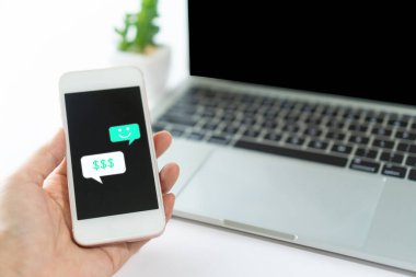 Akıllı telefonu iş, sosyal ağ, sohbet simgesi ile iletişim kurmak için kullanan kadın.