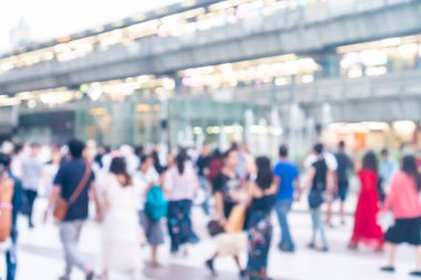Şehirdeki alışveriş merkezinde gezen ve alışveriş yapan bulanık insanlar.