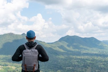 İnsanoğlu sırt çantasıyla dünyayı dolaşır ve hayat kavramını rahatlatır..